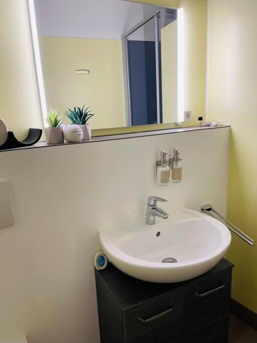 Fewo 20 - Appartement Im Rottalblick - Youngmodern Wohnen Mit Bademantelgang Zur Therme, Tv, Balkon Und Persoenlichem Gaesteempfang Von Astarte Estate Бад-Грисбах Экстерьер фото