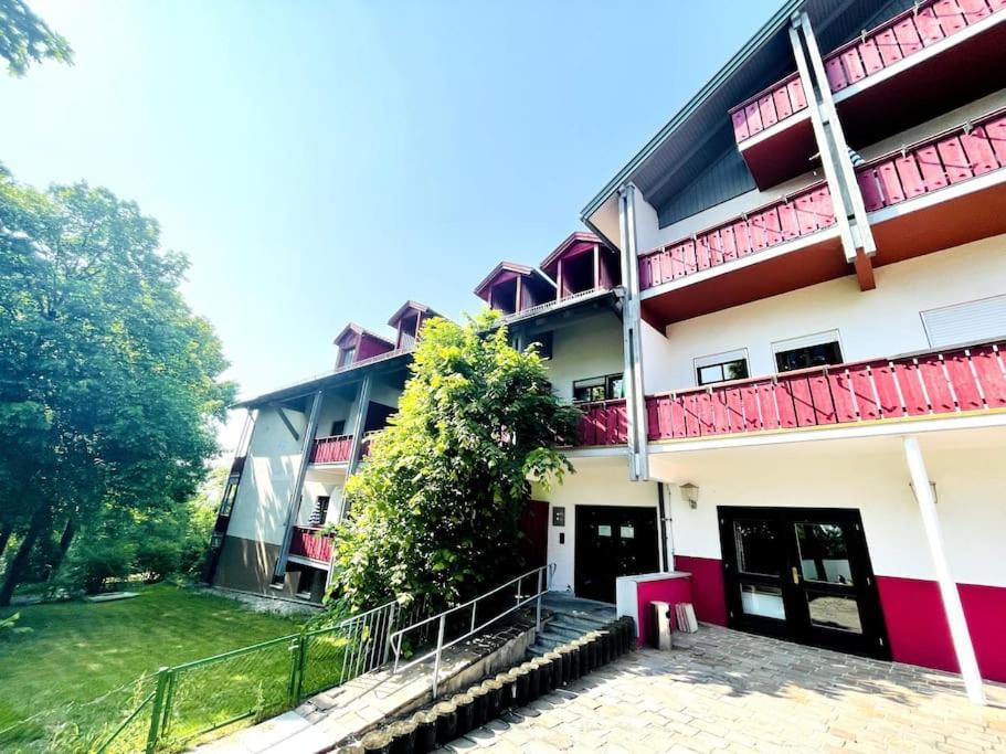 Fewo 20 - Appartement Im Rottalblick - Youngmodern Wohnen Mit Bademantelgang Zur Therme, Tv, Balkon Und Persoenlichem Gaesteempfang Von Astarte Estate Бад-Грисбах Экстерьер фото